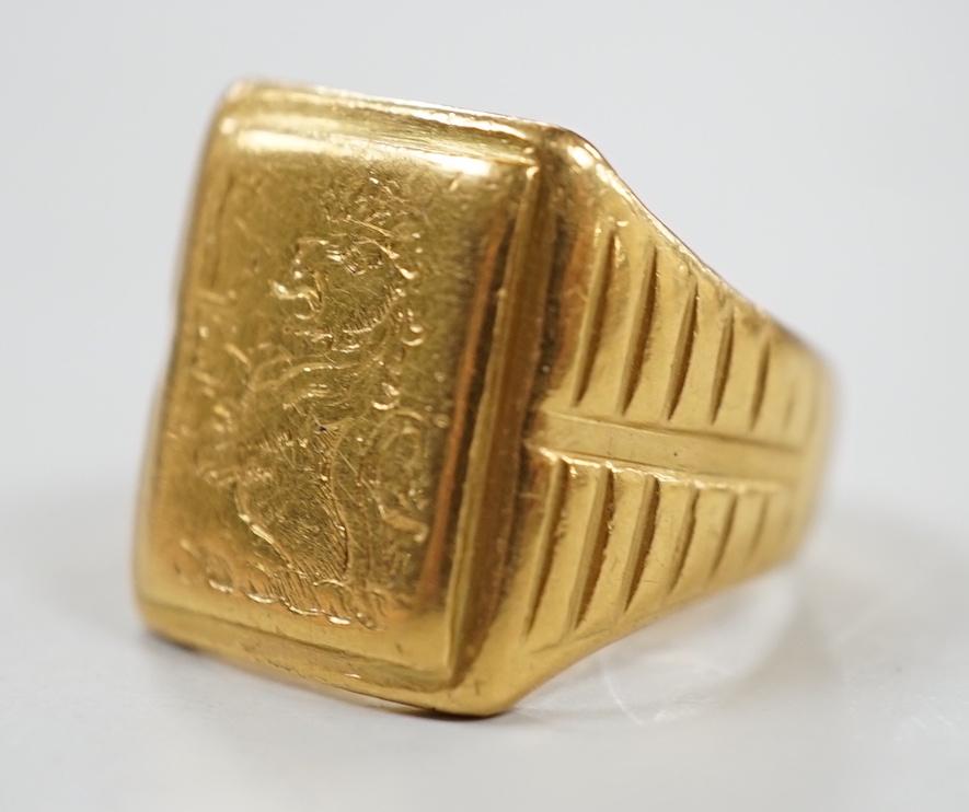 An antique yellow metal signet ring, engraved with crowned rampant lion (tired), size K/L